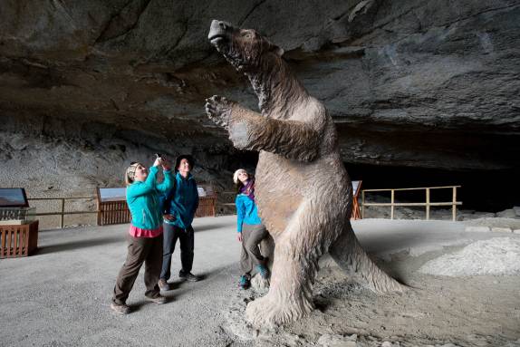 Estátua em tamanho natural de um Milodón, na entrada da Cueva del Milodón, perto de Puerto Natales, no sul do Chile (foto de Claudio Fierro)